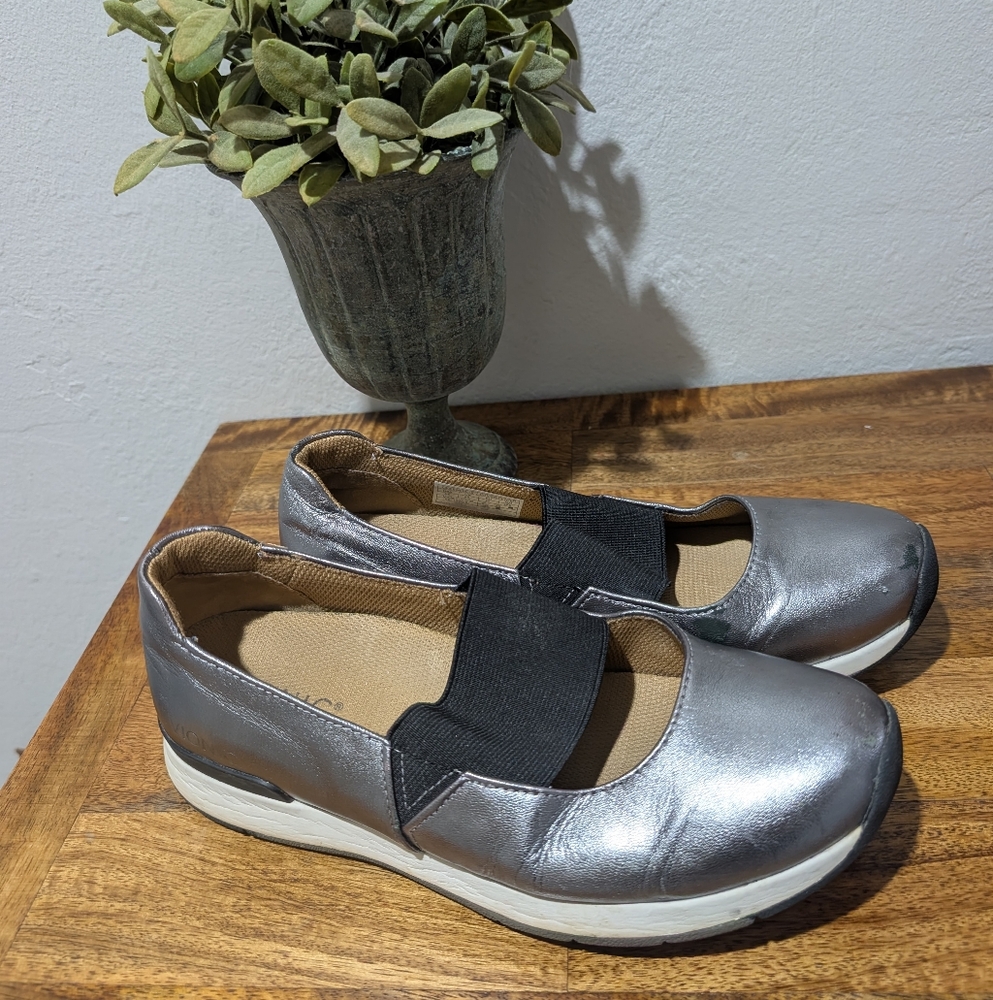 Vionic Mary Jane Sneakers Women's 9 Pewter Cadee‎ Metallic Leather Slip On